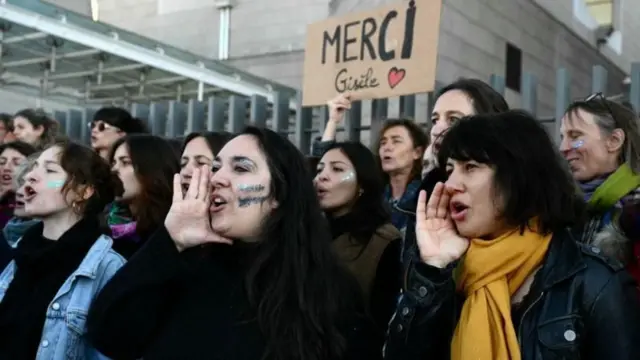 कोर्टाबाहेर जीजेल पेलिकोचे समर्थन करणाऱ्या महिला 