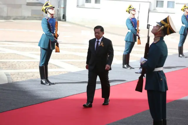 မေ ၉ ရက်၊ရင်ပြင်နီချီတက်ပွဲအခမ်းအနားတက်ရောက်လာတဲ့ စစ်ခေါင်းဆောင်ဗိုလ်ချုပ်မှူးကြီးမင်းအောင်လှိုင်