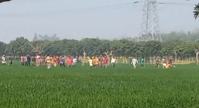 ক্ষেতে ভারতীয় কৃষকদের অবস্থান