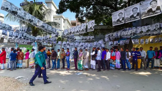 ২০১৮ সালের নির্বাচনে একটি ভোট কেন্দ্রের বাইরের চিত্র।