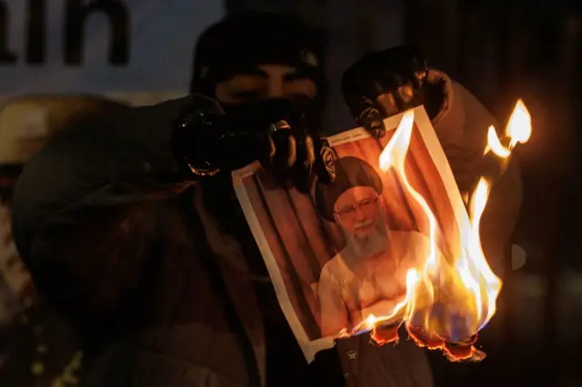 آتش زدن عکس علی خامنه‌ای