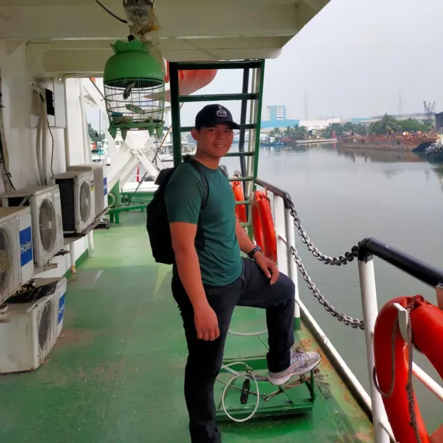 Salah satu momen Fiki Mutakim berada di geladak kapal.