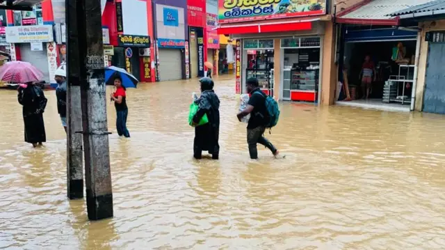 අධික වැසි සහිත කාලගුණික තත්ත්වය හේතුවෙන් විපතට පත්වන ජනතාවට සහන සැලසීම සඳහා යුද, ගුවන් සහ නාවික හමුදාවන් හි ජීවිතාරක්ෂක කණ්ඩායම් සුදානම් කර තිබේ.