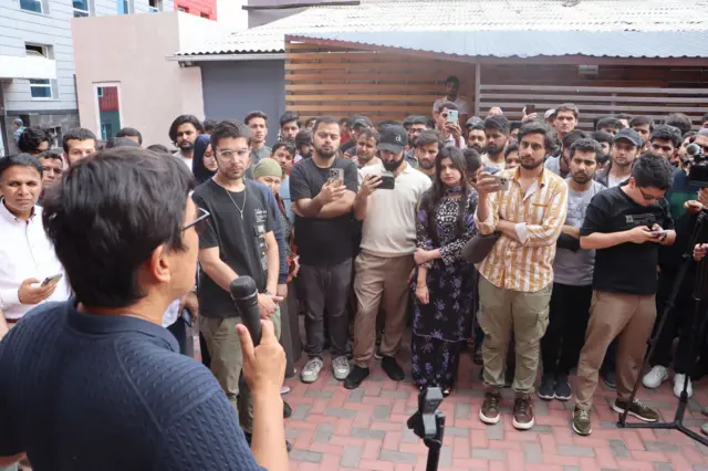 Кыргызстандын Министерлер кабинетинин төрагасынын орун басары Эдил Байсалов чет элдик студенттерге барган убагы