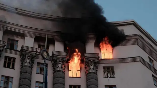 Палають верхні поверхи будинку уряду України