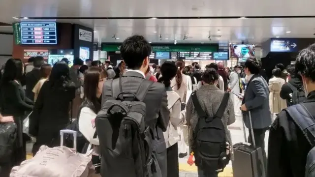 Foto ini menunjukkan situasi di stasiun kereta api yang ramai saat layanan Shinkansen dihentikan setelah gempa bumi melanda Jepang utara, di kota Sendai, Prefektur Miyagi, 20 April 2026.