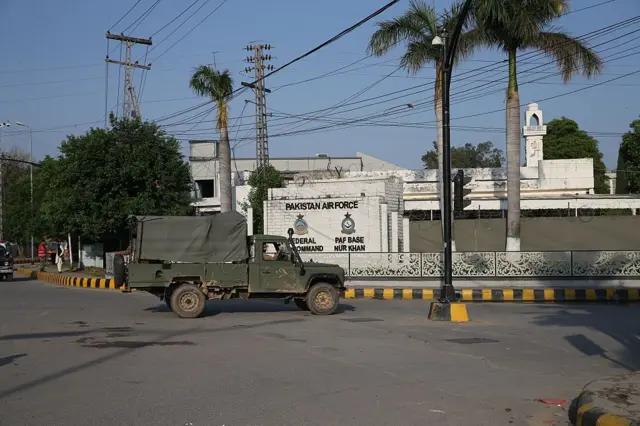 பாகிஸ்தானின் ராவல்பிண்டியில் இந்திய ஏவுகணைகள் தாக்கிய நூர் கான் விமானப்படை தளத்திற்கு வெளியே பாகிஸ்தான் பாதுகாப்புப் படையினர் காணப்படுகிறார்கள்