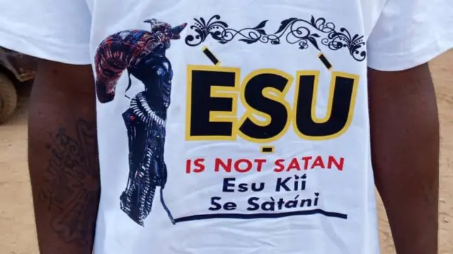 Aworan ẹni to wọ aṣọ ti wọn kọ akọle Eṣu ki i ṣe Satani si