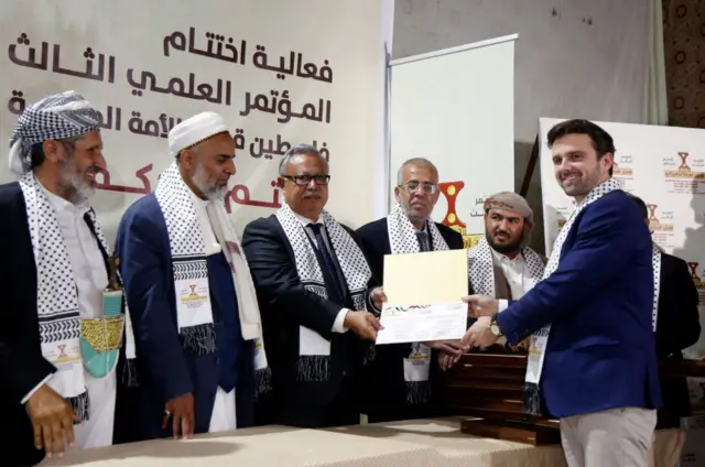 جسسون هینکل در کنار تعدادی از حوثی ها در صنعا