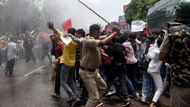 বিহারের পাটনায় বুধবার বিক্ষোভকারীদের ওপরে জল-কামান আর লাঠিচার্জ হয়