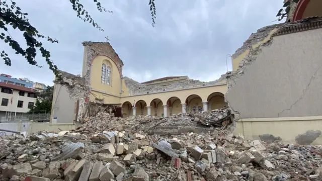 হাতায় প্রদেশের একটি শতবর্ষী ক্যাথলিক গির্জা ধূলোয় মিশে গেছে।