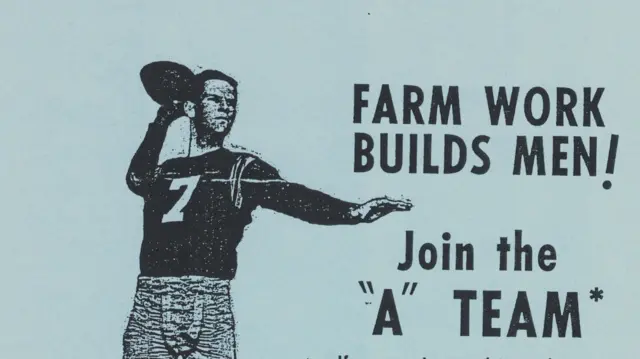 Cartel del programa A-TEAM ( Athletes in Temporary Employment as Agricultural Workers (Atletas en empleo temporal como mano de obra agrícola) de 1965, que muestra un dibujo del jugador de fútbol americano John Huarte con un balón en alto, junto al lema "¡El trabajo de campo te hace hombre!", "únete al Equipo-A".