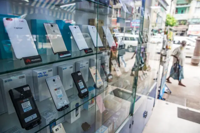 ရန်ကုန်မြို့က မိုဘိုင်းဖုန်းဆိုင် (ပုံဟောင်း)