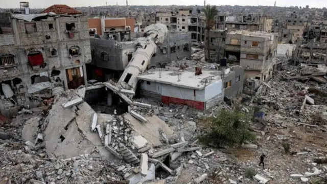 صورة لأنقاض مسجد من خان يونس جنوبي قطاع غزة يوم 7 أكتوبر/تشرين الأول 2024