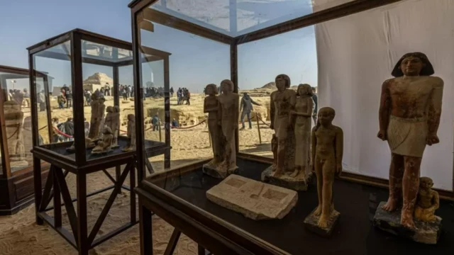 Жаңы ачылган көрүстөндөрдөн ар түрдүү айкелдер, карапа идиштер да табылган