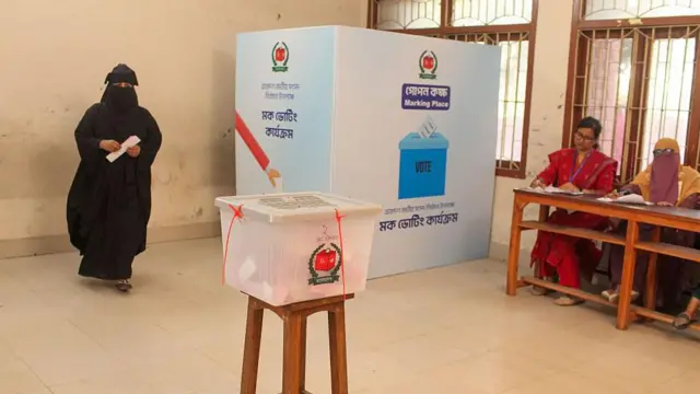 मॉक पोल में वोटिंग