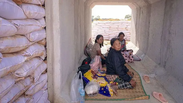 Warga berlindung di bunker setelah bentrokan di sepanjang perbatasan Thailand-Kamboja di Provinsi Sa Kaeo, Thailand, pada 9 Desember 2025.