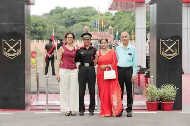 कशिश मेथवानी अपने माता-पिता और बहन के साथ