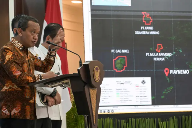 Menteri Energi dan Sumber Daya Mineral (ESDM) Bahlil Lahadalia (kiri) bersama Menteri Lingkungan Hidup Hanif Faisol Nurofiq (kanan) menyampaikan keterangan terkait izin tambang nikel Kepulauan Raja Ampat di Kantor Kepresidenan, Jakarta, Selasa (10/6/2025). Pemerintah mencabut empat izin usaha pertambangan (IUP) nikel di Kabupaten Raja Ampat, Papua Barat Daya, antara lain milik PT Anugerah Surya Pratama (PT ASP) di Pulau Manuran, PT Kawei Sejahtera Mining (PT KSM) di Pulau Kawei, PT Mulia Raymond Perkasa (MRP) di Pulau Manyaifun dan Pulau Batang Pele. Serta PT Nurham Pulau Waegeo karena ditemukan sejumlah pelanggaran.