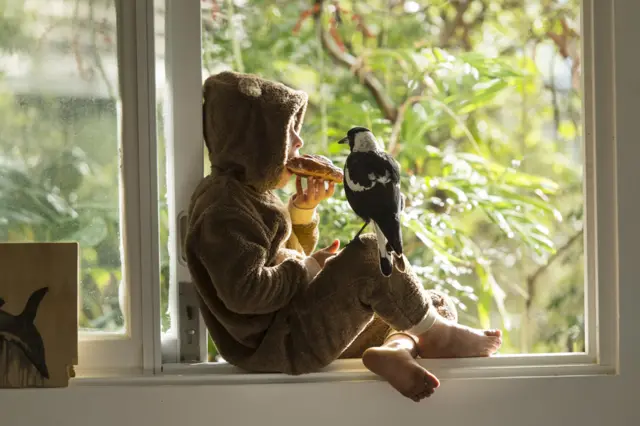 Ave en la rodilla de un niño