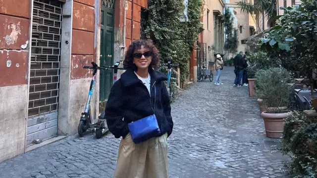 Perempuan berkacamata