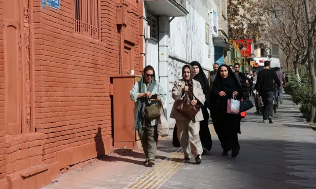 2월 28일 이스라엘이 이란에 대한 선제공격을 발표한 후 테헤란 시민들의 모습