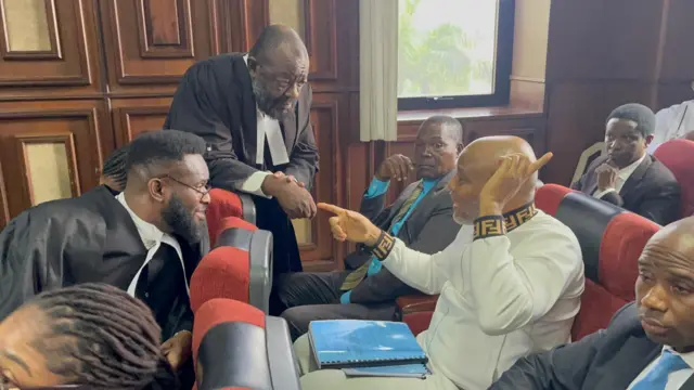 Nnamdị Kanu na ndị ọkaiwu ya n'ụlọikpe n'ụbọchị Mee 22 a na-ekpe ikpe ya n'ụlọikpe nke ukwu n'Abụja 