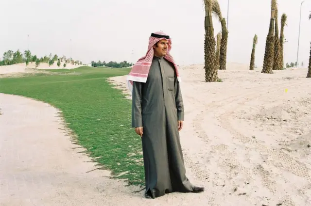 رجل يقف وسط ملعب تحت الإنشاء لرياضة الغولف