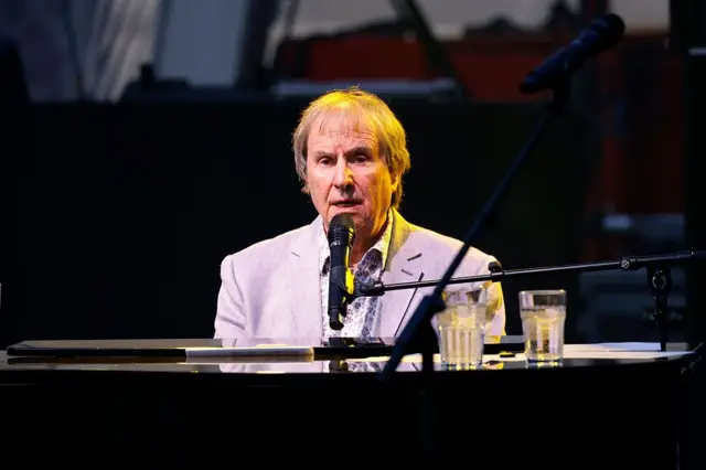 در این تصویر کریس دی برگ، خواننده و ترانه‌سرای ایرلندی، در حال نواختن پیانو و آوازخوانی دیده می‌شود.