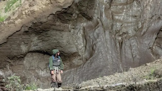 يسبب الذوبان السريع للتربة الصقيعية "انهيارات ضخمة" تُحدث حفرا في الأرض تشبه الثقوب في قطعة الجبن السويسري