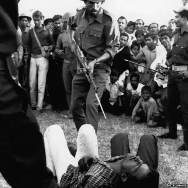 بنگلہ دیش الزام لگاتا ہے کہ پاکستانی فوج کے اہلکار سنہ 1971 کی جنگ کے دوران اس وقت کے مشرقی پاکستان میں جنگی جرائم کے مرتکب ہوئے
