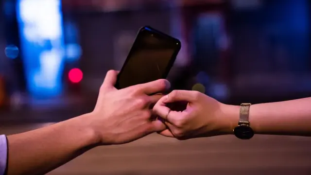 Люди держатся за руки