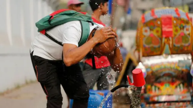 চলমান দাবদাহ কিছু জেলায় আরও কয়েকদিন অনুভূত হতে পারে।