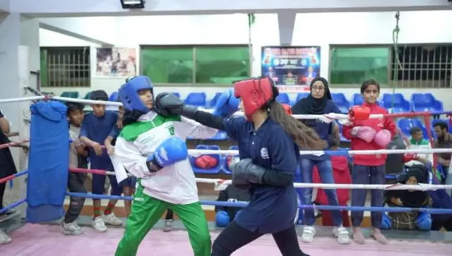 ल्यारी में लड़कियां बॉक्सिंग की प्रैक्टिस करते हुए