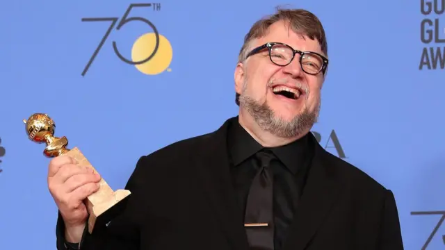 Guillermo del Toro sostiene su Globo de Oro