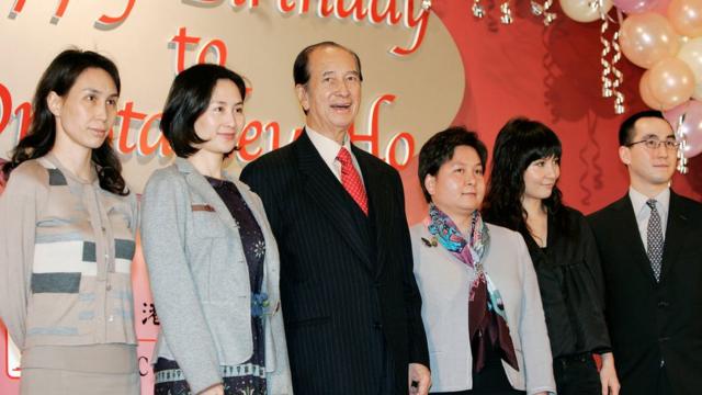 何鴻燊與二房子女在85歲壽宴上（20/11/2006）