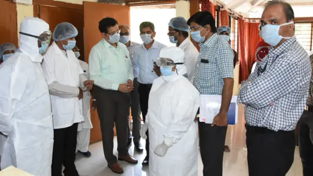 सुविधेबाबत माहिती घेताना विभागीय आयुक्त डॉ. म्हैसेकर