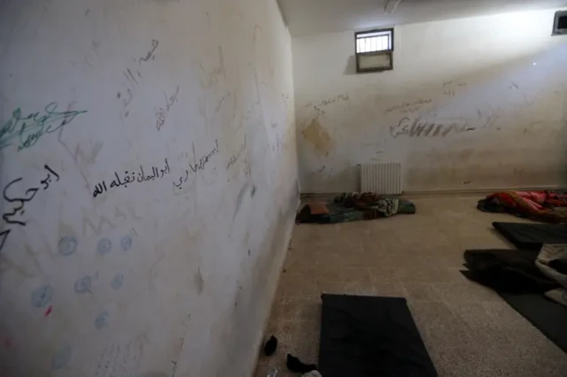 عکسی که در مارس ۲۰۱۶ گرفته شده، داخل یک سلول زندان سابق را نشان می‌دهد که نیروهای داعش در شهر باستانی پالمیرا واقع در ۲۱۵ کیلومتری شمال شرق دمشق از آن استفاده می‌کردند