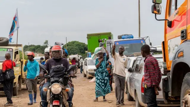 Dadka ayaa lagu qasbay inay ka cararaan iskahorimaadka iyagoo ka gudbaya buundada. Buundooyin la'aan awgeed, gaadiidka dadweynaha ee u safraya Bujumbura, oo ah caasimadda dhaqaalaha Burundi oo ka soo horjeeda Uvira, oo ku taal cirifka waqooyi ee harada Tanganyika, waa inay sidoo kale si lama filaan ah u istaagaan cirifka webiga, halka baabuurta kale ay la wareegaan banka ka soo horjeeda.