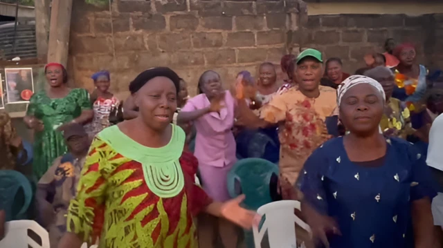 Ụmụnwaanyị Aguowa na-ayọ Gọvanọ Mbah ka ọ hapụrụ ha ala ha ebe ọ na-akwado ikwatu ụlọ ha wuo ụlọ obibi ọhụrụ