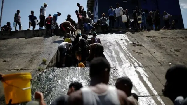 પાણી ભરતાં લોકો