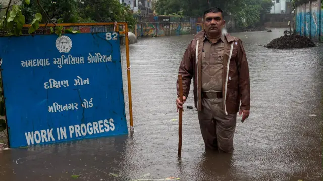 અમદાવાદમાં સવારથી પડી રહેલા ધોધમાર વરસાદને કારણે અનેક વિસ્તારોમાં પાણી ભરાઈ ગયાં છે.