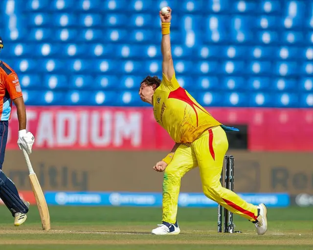 டெக்சாஸ் சூப்பர் கிங்ஸ் அணிக்காக அரௌண்ட் தி ஸ்டம்ப் வந்து பந்துவீசும் நாந்த்ரே பர்கர்