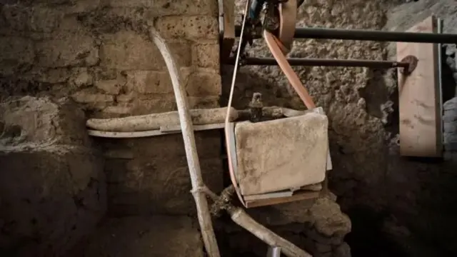 घराच्या बॉयलर रुममधील पाईप