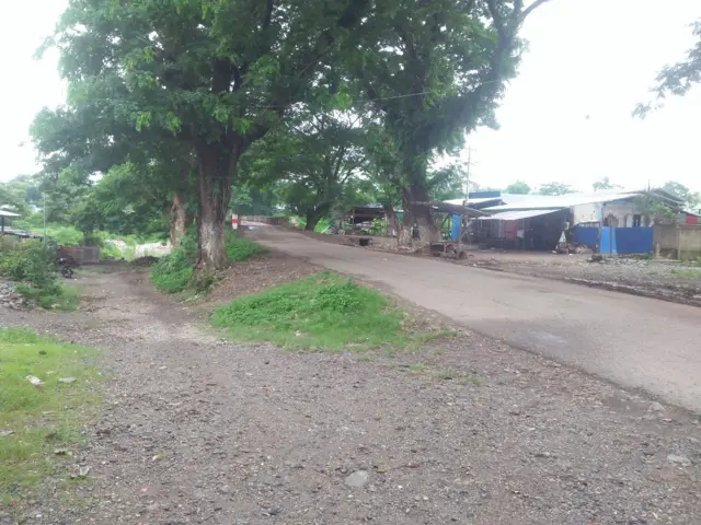 လူသူကင်းမဲ့နေတဲ့ခမ်းပတ်မြို့တစ်နေရာ 