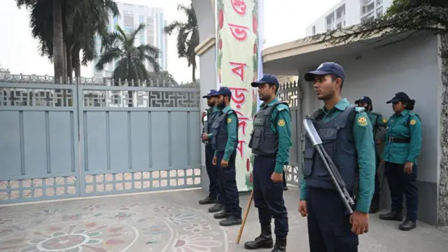 বড়দিন উপলক্ষ্যে একটি চার্চের সামনে পুলিশের কয়েকজন সদস্য (ফাইল ছবি)