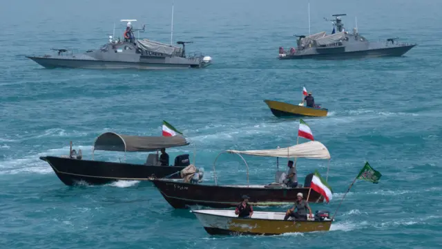 السفن العسكرية الإيرانية في مضيق هرمز