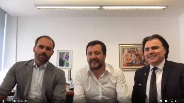 Eduardo Bolsonaro, Matteo Salvini e Roberto Lorenzato (deputado de origem brasileira na Itália) em transmissão ao vivo no mês de abril