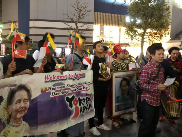 တည်းခိုမယ့် ဟိုတည်ရှေ့မှာ အိုးစည်တီးပြီး ကြိုမှာ ဖြစ်သလို ပန်းစည်းပေးဖို့လည်းစီစဉ်