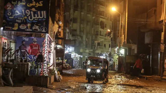 Barabara za eneo la Feisal baada ya mvua kali katika mji mkuu wa Cairo, Misri mwezi Oktoba 22, 2019.- Mostafa Madbouly ambaye ndiye waziri mkuu wa Misri , ametangaza kwamba vyuo vikuu na shule zitafungwa katika maeneo kadhaa ya mji wa Cairo , Giza na Qalyuba baada ya ripoti ya mamlaka ya hali ya hewa nchini humo kusema kwamba kutakuwa na mvua isioisha katika siku chache zijazo.